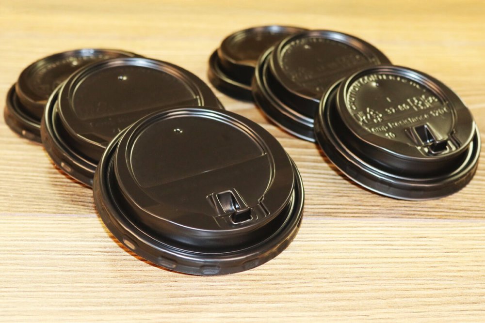 Capace pentru paharele de carton – ambalaje pentru siguranță și confort de la Snick Ambalaje