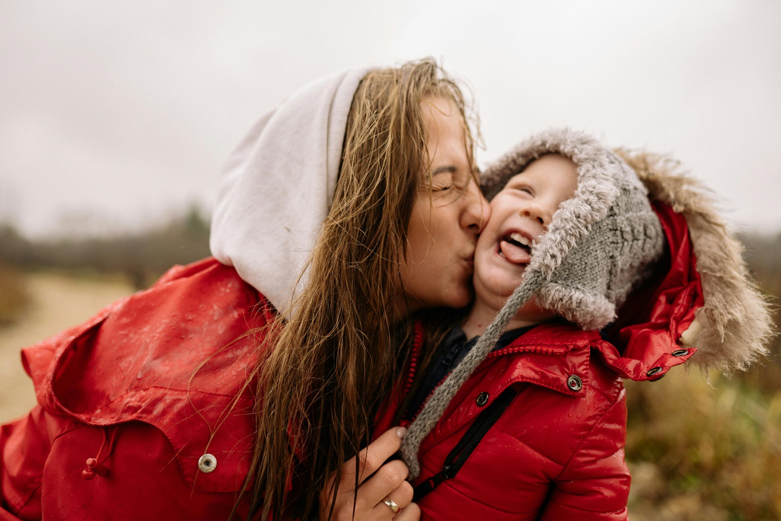 Top 5 caracteristici esențiale ale unei geci de damă impermeabile pentru zilele ploioase